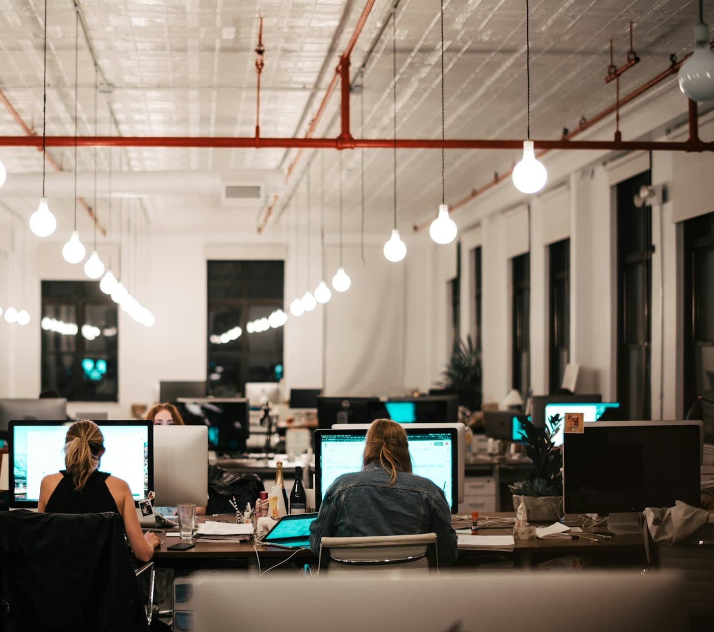 Salariés au travail devant leurs ordinateurs dans un bureau en open space